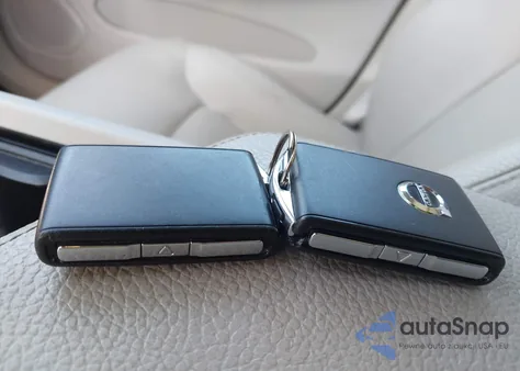 2018 Volvo Xc60 T5 Momentum z USA, uszkodzony, nr VIN LYV102RKXJB086782